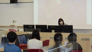 aiRinaと講義を聞く学生